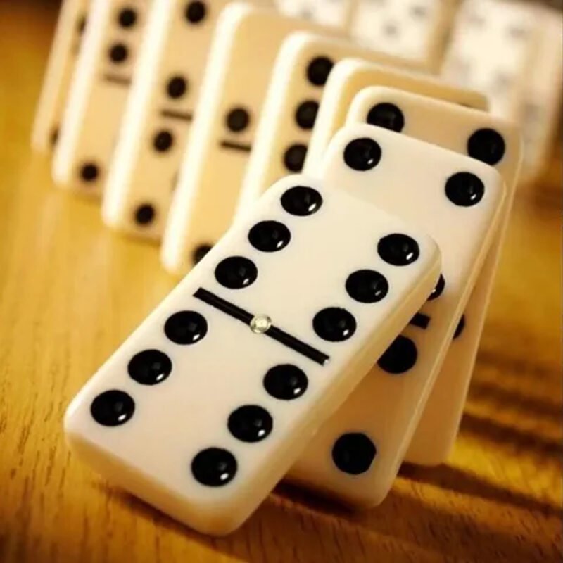 juego domino en caja plastica, 28 piezas, dimensiones 2.5x4 cm, caja 9x15 cm. — vista 3